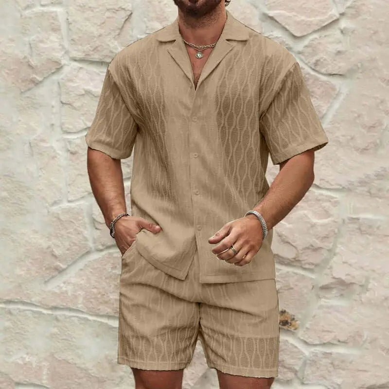 Conjunto chándal hombre verano en color beige con camisa de solapa y pantalón corto, ideal para la playa y la moda casual.