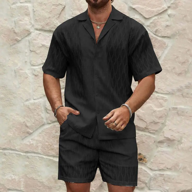 Conjunto chándal hombre verano de moda, incluye camisa de solapa negra y pantalón corto, ideal para días calurosos.