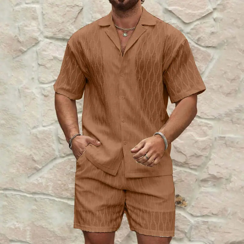 Conjunto chándal hombre verano en color beige con camisa de solapa y pantalón corto, ideal para la playa y la moda casual.