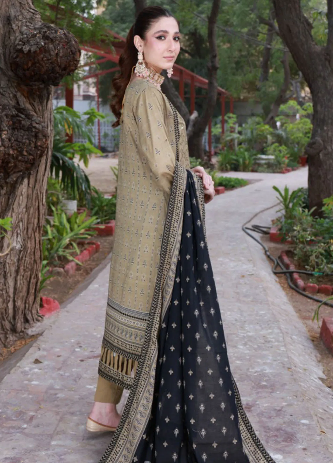 Thread Kari By Schick Embroidered Lawn 3 Piece Unstitched Suit SDH24TKEL D-09