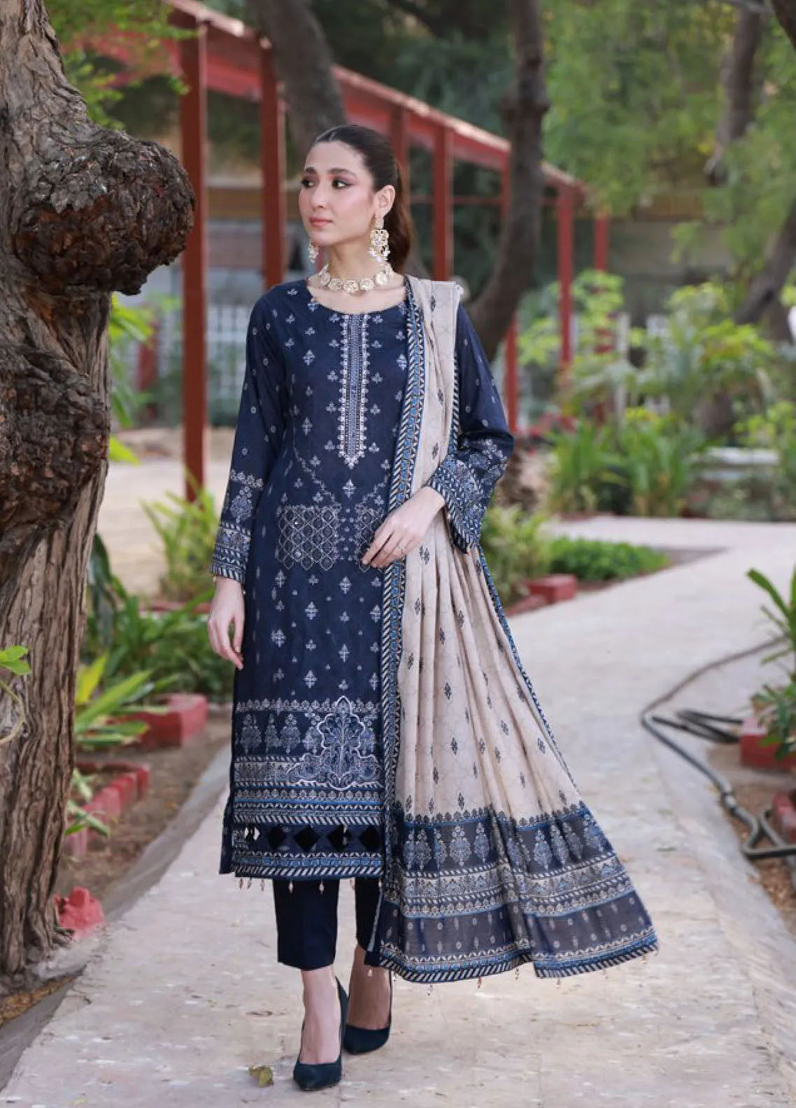 Thread Kari By Schick Embroidered Lawn 3 Piece Unstitched Suit SDH24TKEL D-10