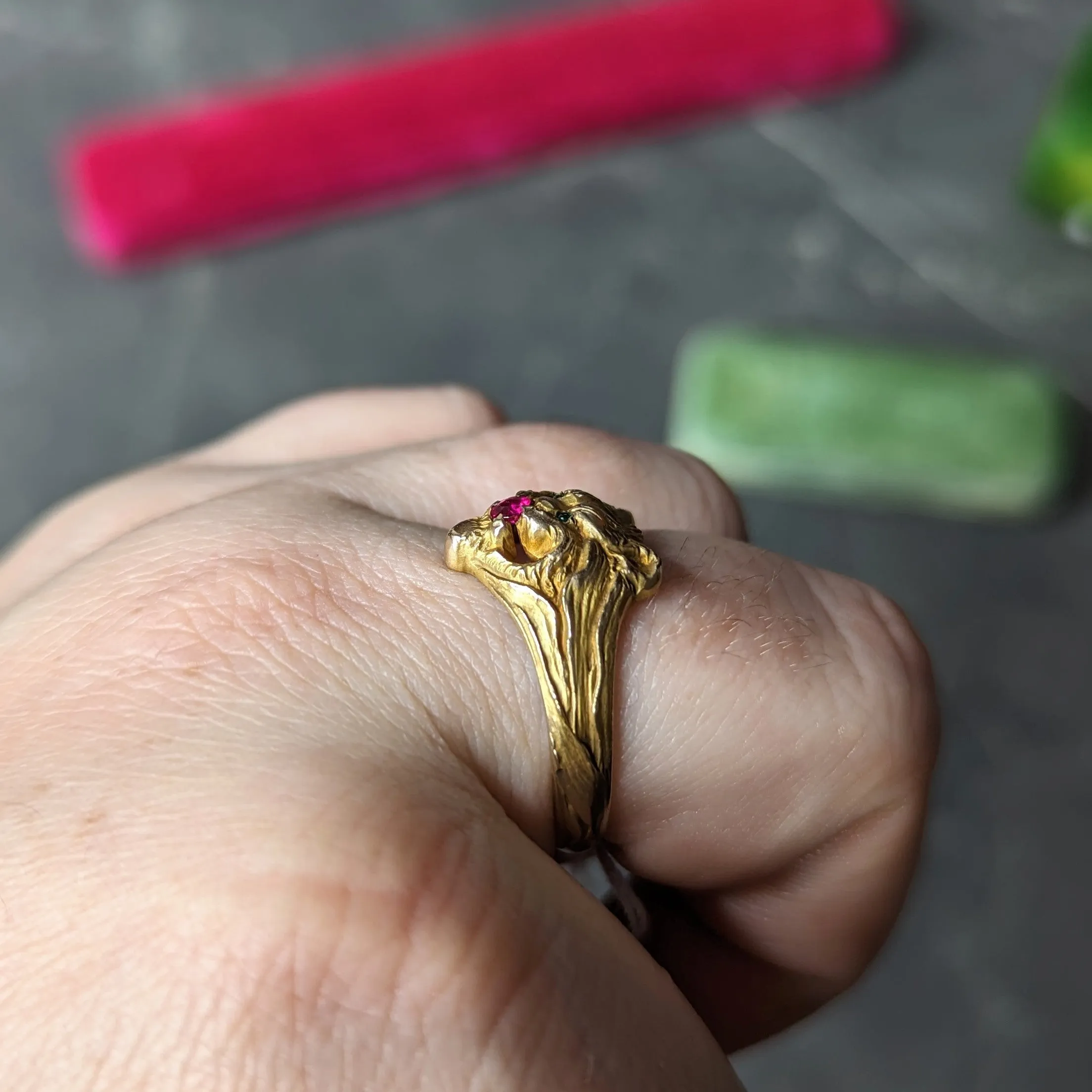 Victorian Emerald Ruby 14 Karat Yellow Gold Lion Grotesque Antique Ring